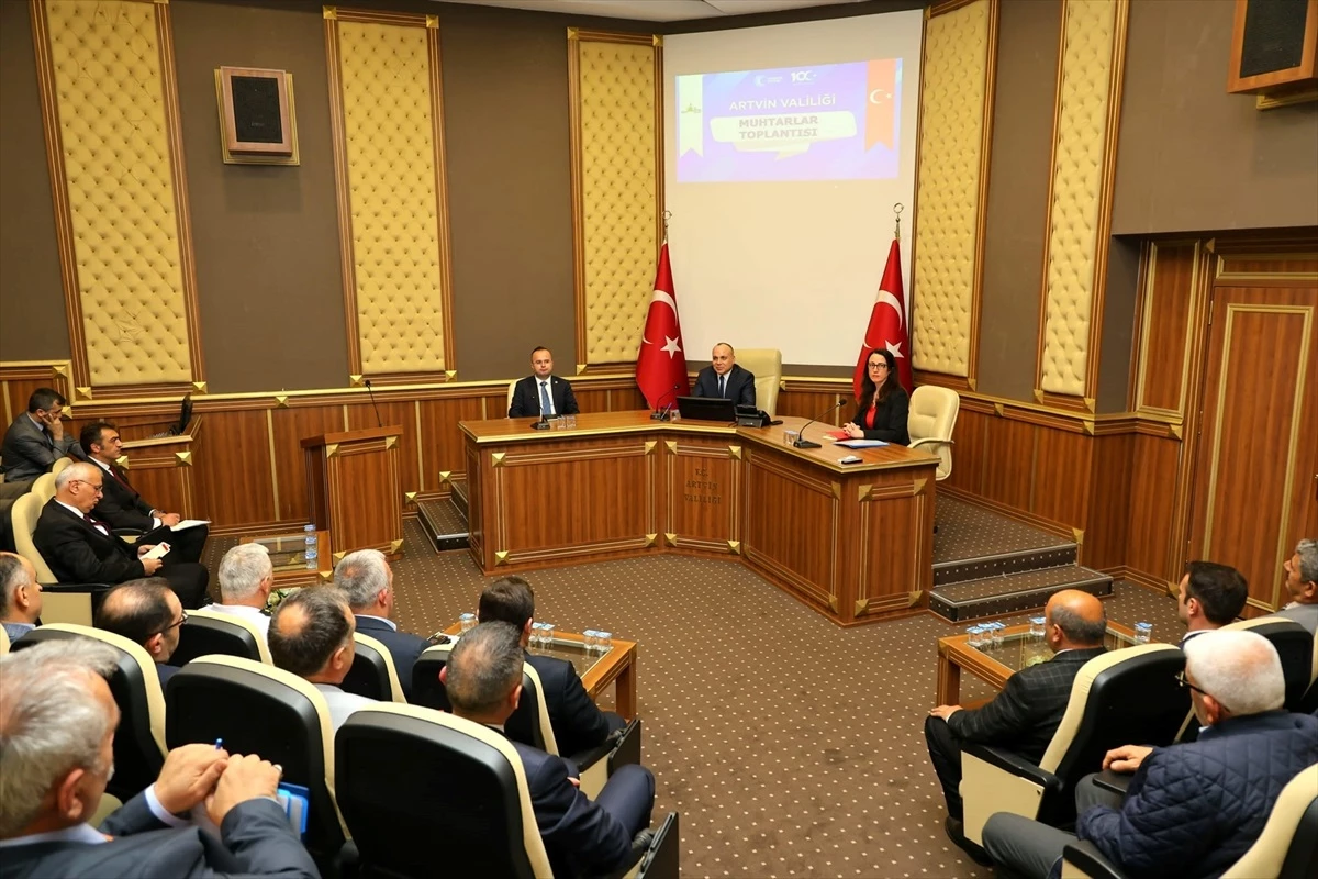 Artvin Valisi Cengiz Ünsal, muhtarlarla istişare ve değerlendirme toplantısı gerçekleştirdi