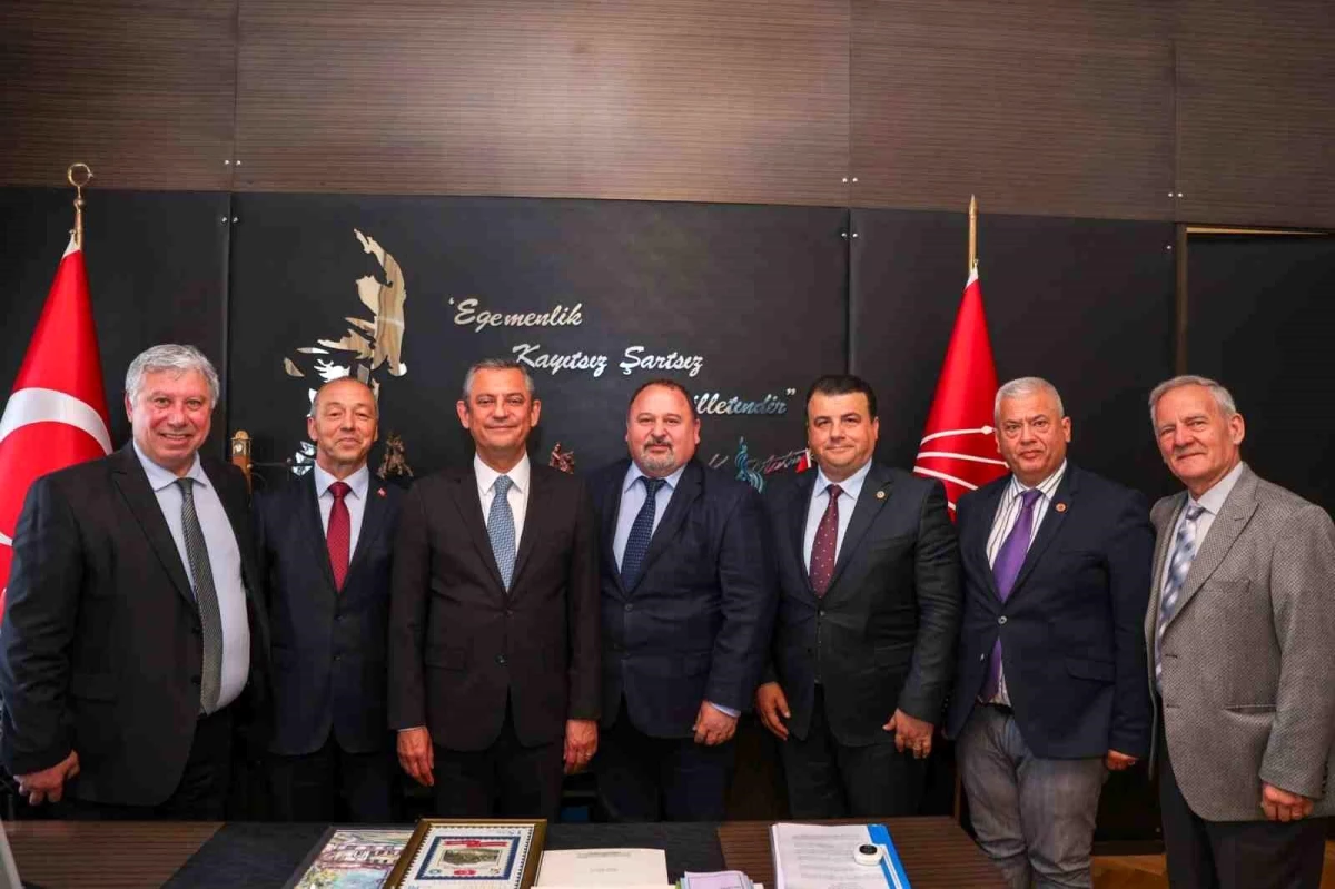 CHP Genel Başkanı Özgür Özel, Balkan Rumeli Türkleri Konfederasyonu ve STK\'ları ziyaret etti