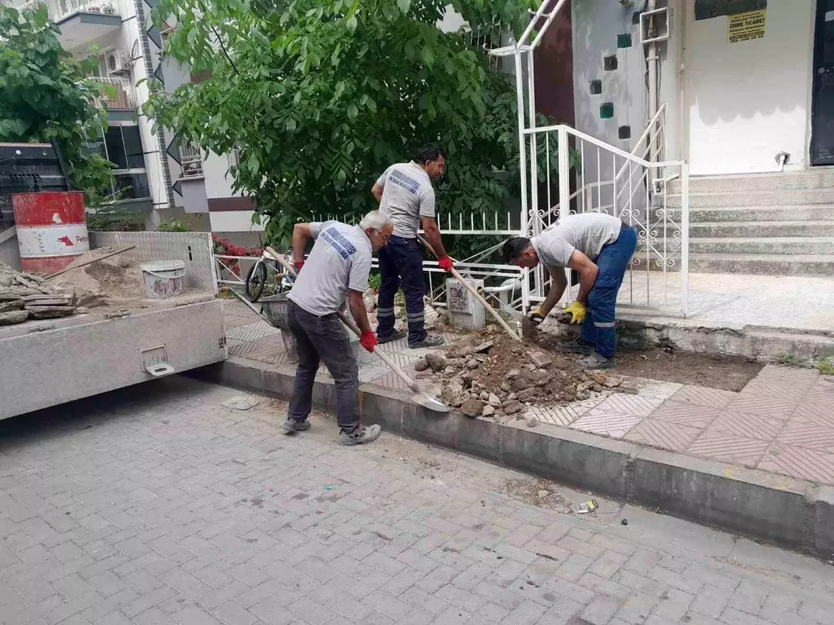 Şehzadeler Belediyesi Kaldırımları Onarıyor