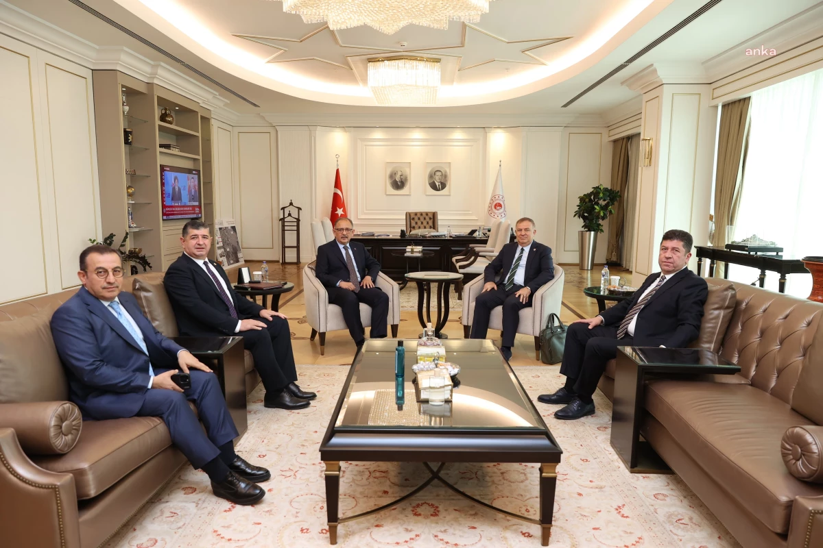 CHP Genel Başkan Yardımcısı Gökan Zeybek, Çevre Şehircilik ve İklim Değişikliği Bakanı Mehmet Özhaseki\'yi ziyaret etti