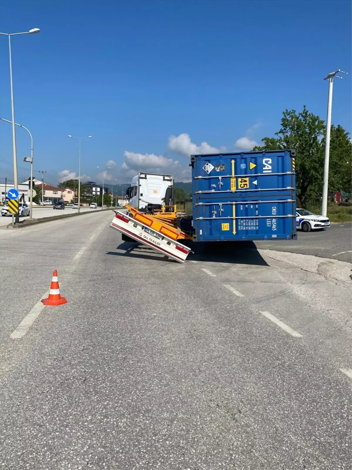 Düzce\'de Tırın Taşıdığı Konteyner Yola Devrildi, Ulaşımda Aksama Yaşandı