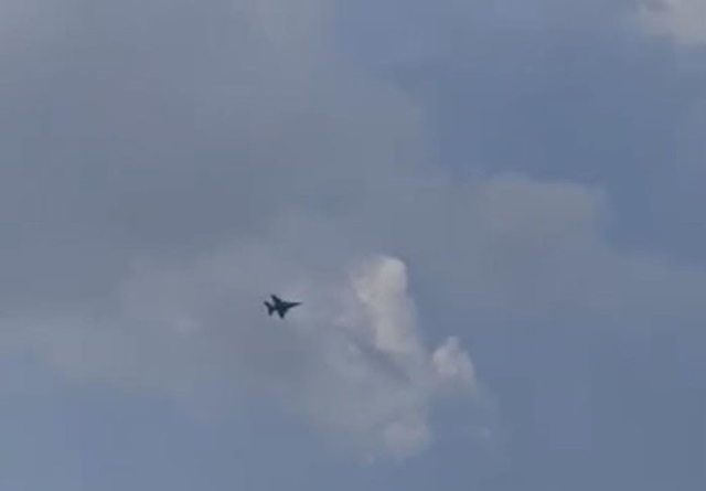 F-16 sesiyle deprem korkusuna kapılan esnaf, emekleyerek kaçmaya çalıştı
