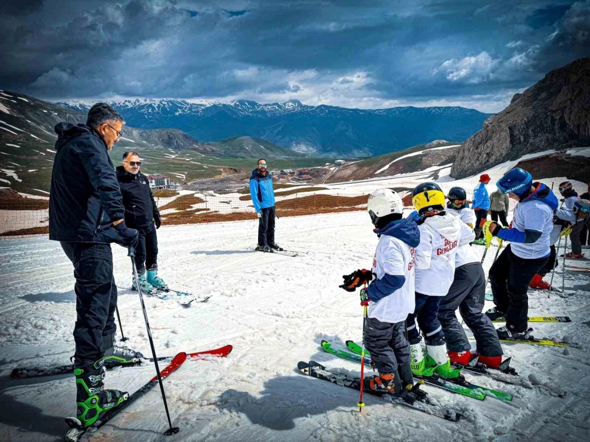 Hakkari\'de düzenlenen kayak yarışması renkli görüntülere sahne oldu
