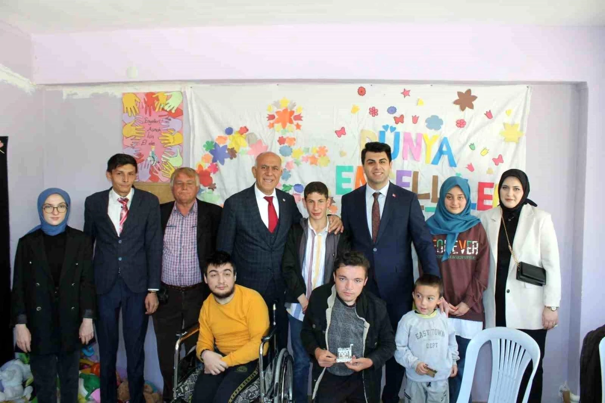 Hisarcık Kaymakamı ve Belediye Başkanı Engelliler Haftası\'nda özel öğrencileri ziyaret etti