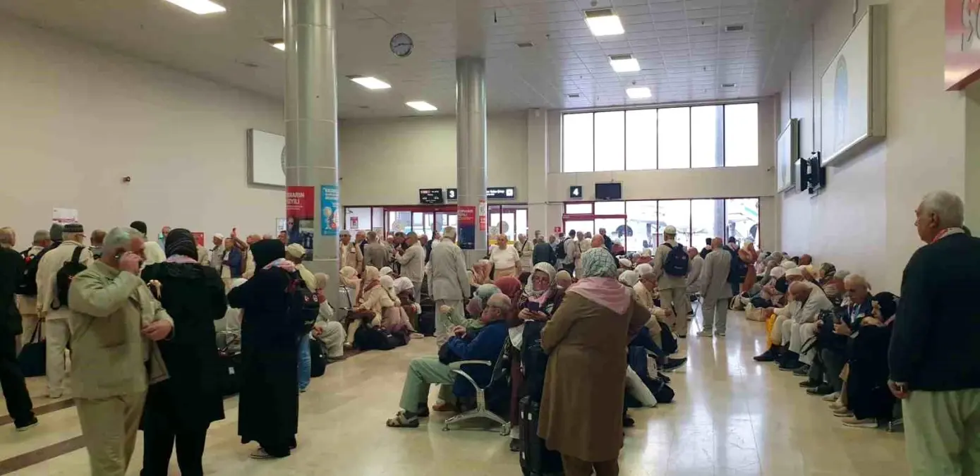 Samsun\'dan Kutsal Topraklara Yola Çıkan İlk Hac Kafilesi Dualarla Uğurlandı