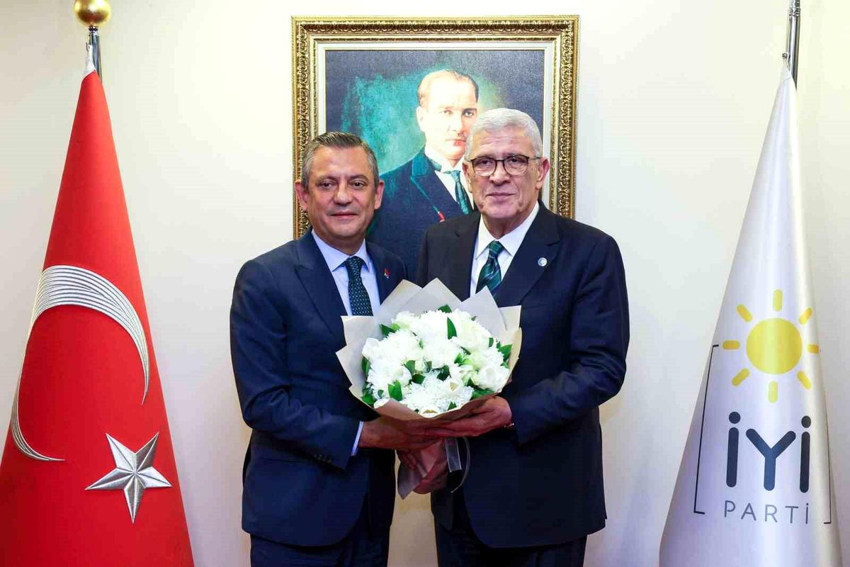İYİ Parti Genel Başkanı Müsavat Dervişoğlu ve CHP Genel Başkanı Özgür Özel, İYİ Parti Genel Merkezi\'nde bir araya geldi
