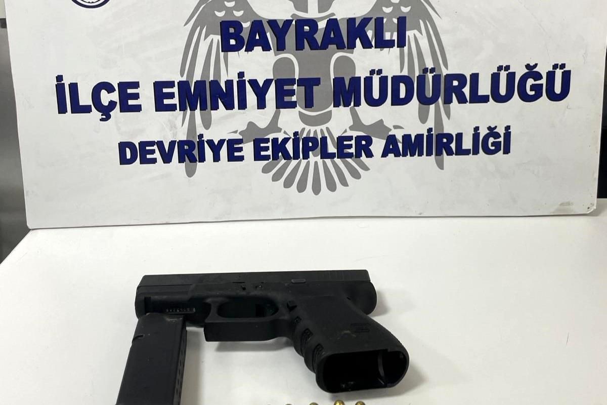 İzmir\'de Firariler Yakalandı: Ruhsatsız Silahlar Ele Geçirildi