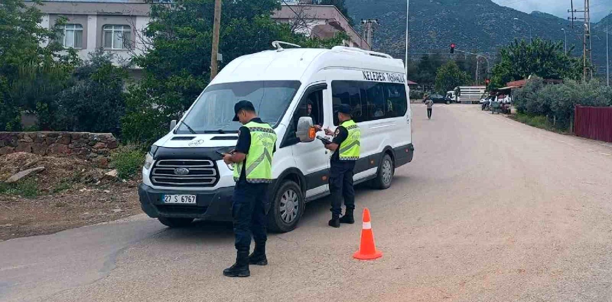 Gaziantep\'te jandarma ekipleri tarafından okul servis araçları, motosiklet ve motorlu bisikletlere yönelik denetim yapıldı