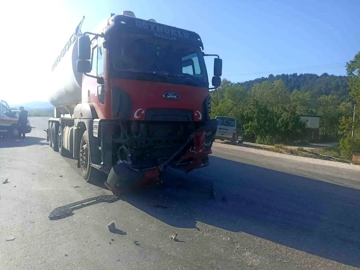 Bolu\'da Kamyon ile Çarpışan Otomobil Şarampolden Yuvarlandı, 1 Kişi Yaralandı