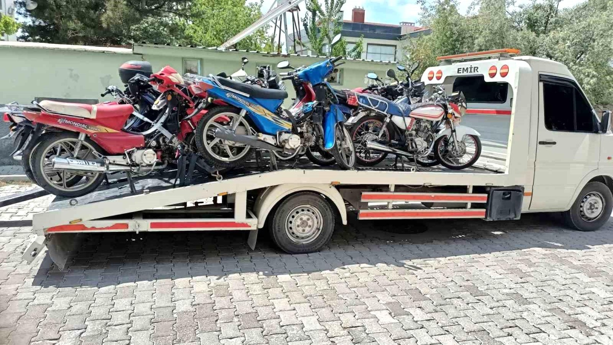 Konya\'da motosiklet denetimleri: Trafik kurallarına uymayanlar otoparka çekildi