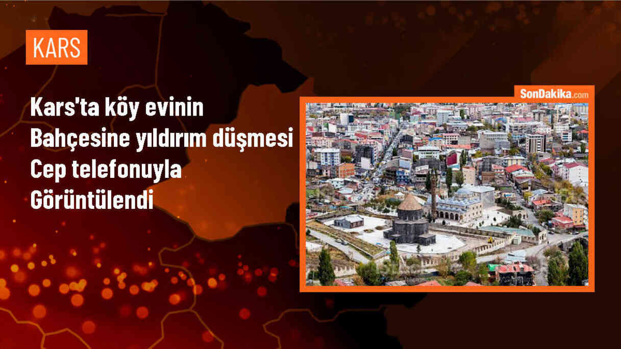 Kars\'ta bir evin önüne yıldırım düşmesi cep telefonu kamerasıyla kaydedildi