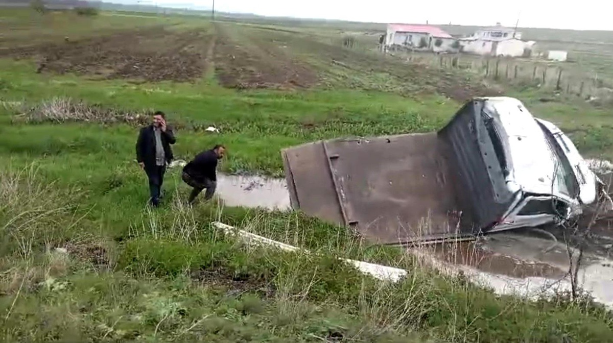 Kars\'ta Kamyonet Şarampole Uçtu, Sürücü Yaralandı