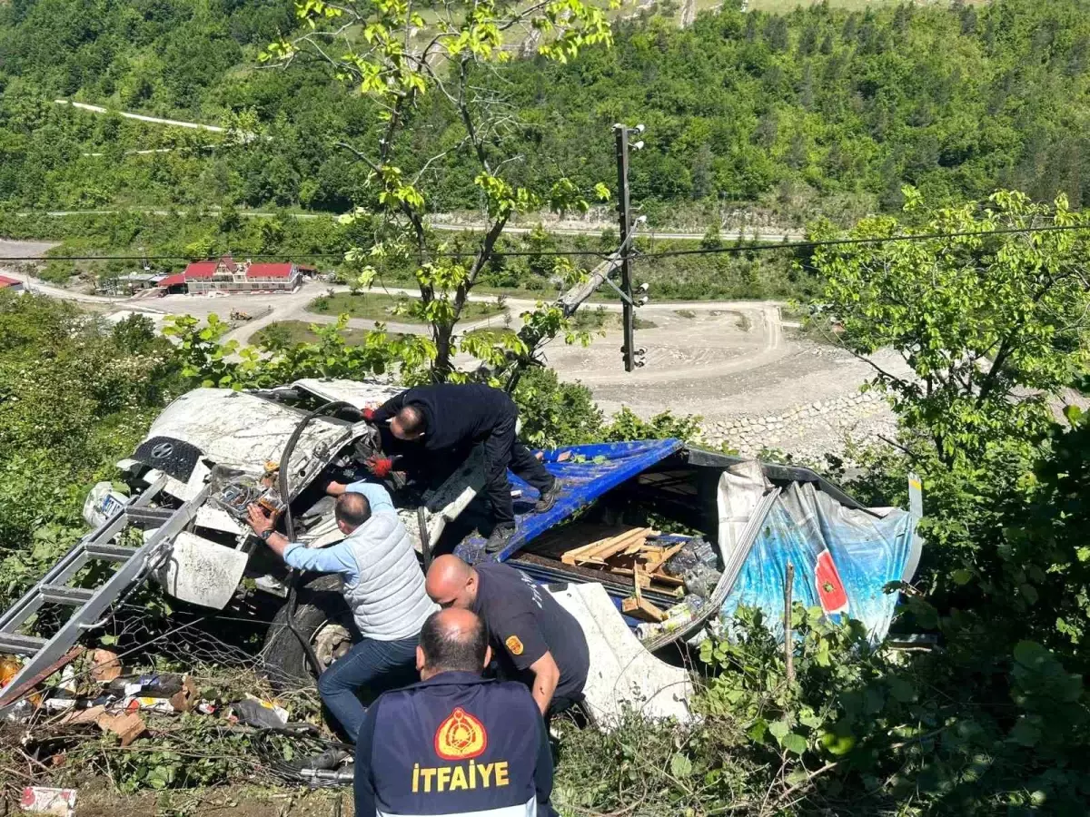 İnebolu\'da meşrubat yüklü kamyon tarlaya devrildi, 2 yaralı kurtarıldı