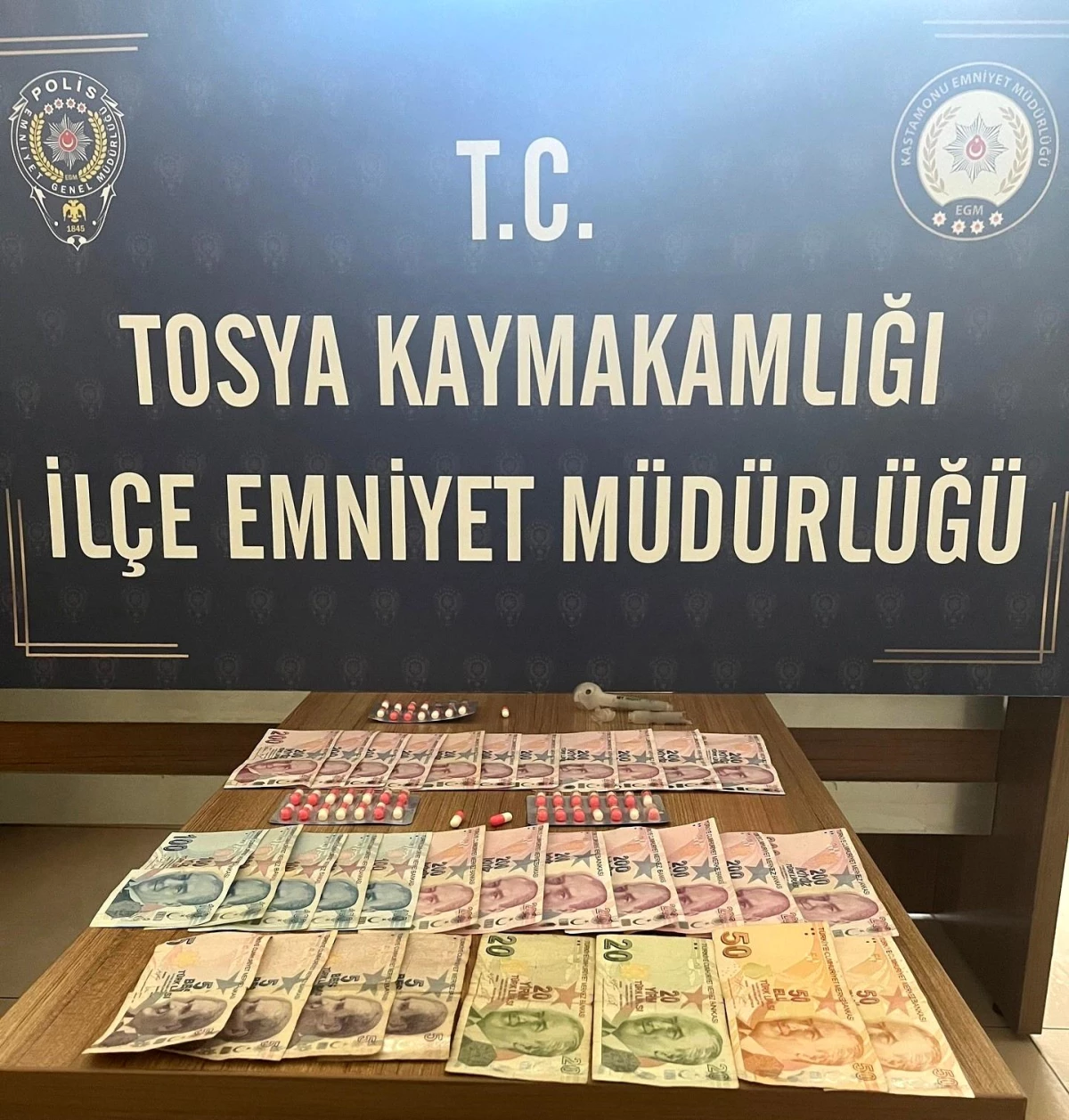 Tosya\'da yapılan aramada uyuşturucu ele geçirildi, 2 şüpheli tutuklandı