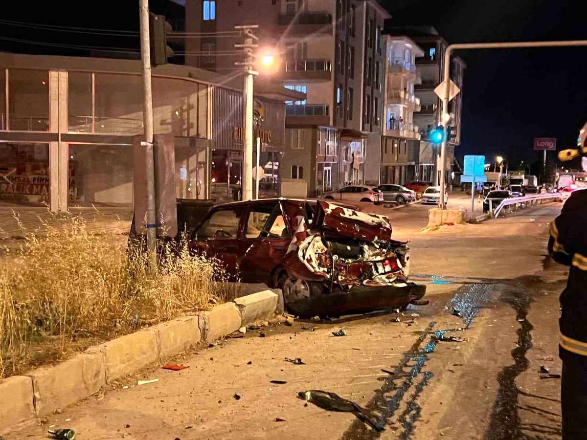 Bucak\'ta kırmızı ışıkta bekleyen otomobile kamyon çarptı: 2 yaralı