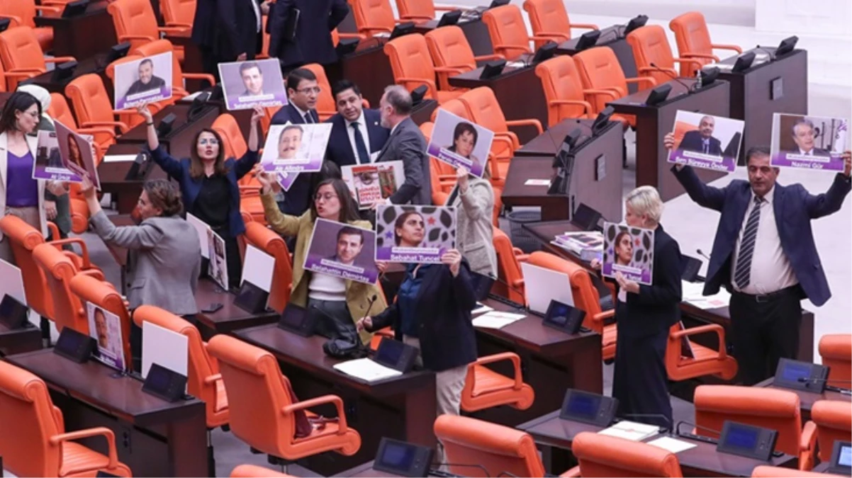 Kobani Davası kararlarına DEM Parti\'den Meclis\'te tepki! Sıralara vurdular