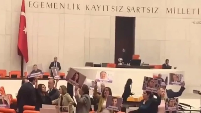 Kobani Davası kararlarına DEM Parti'den Meclis'te tepki! Sıralara vurdular