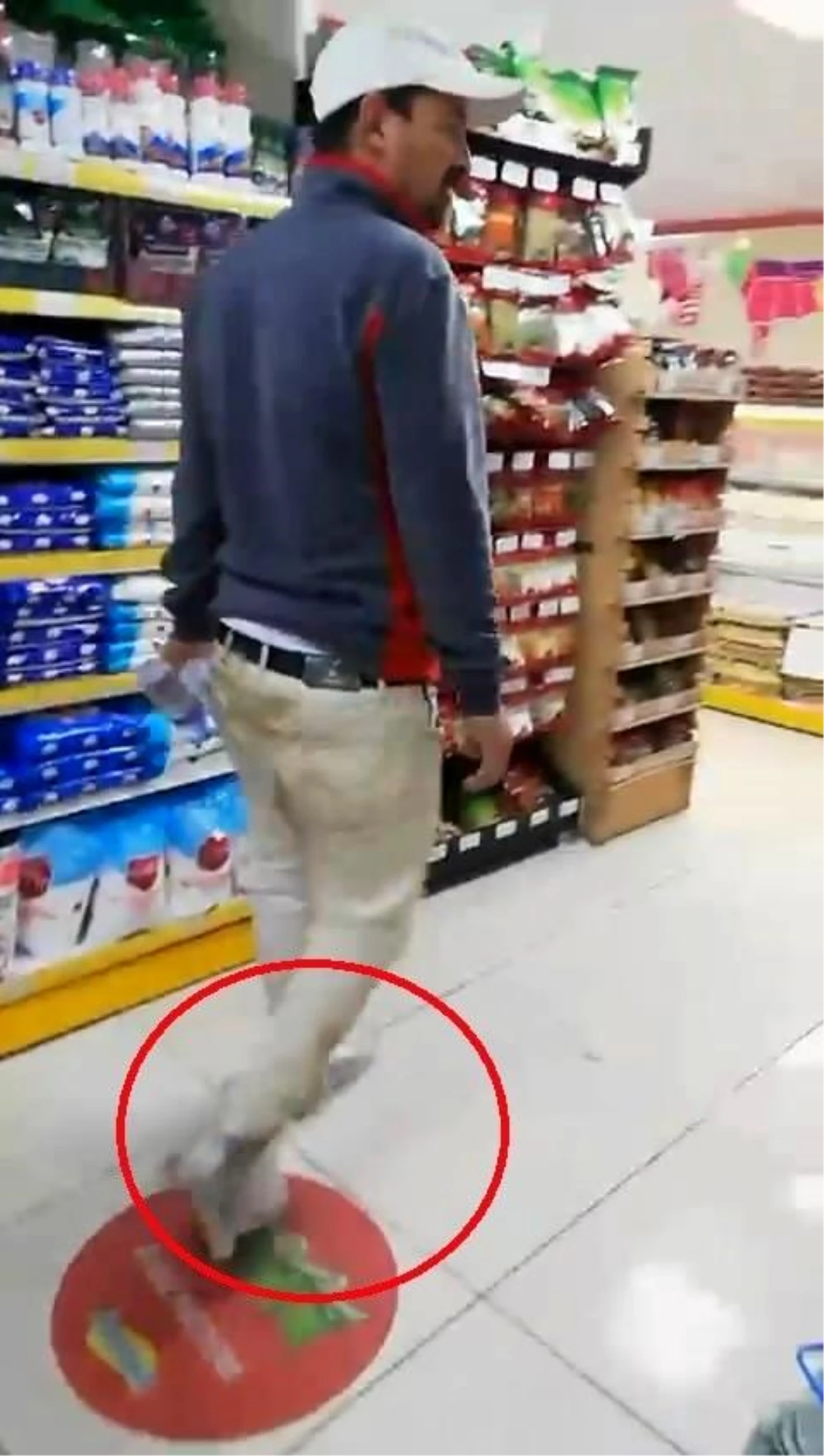 Düşünceli inşaat işçisi markette ayaklarına poşet taktı