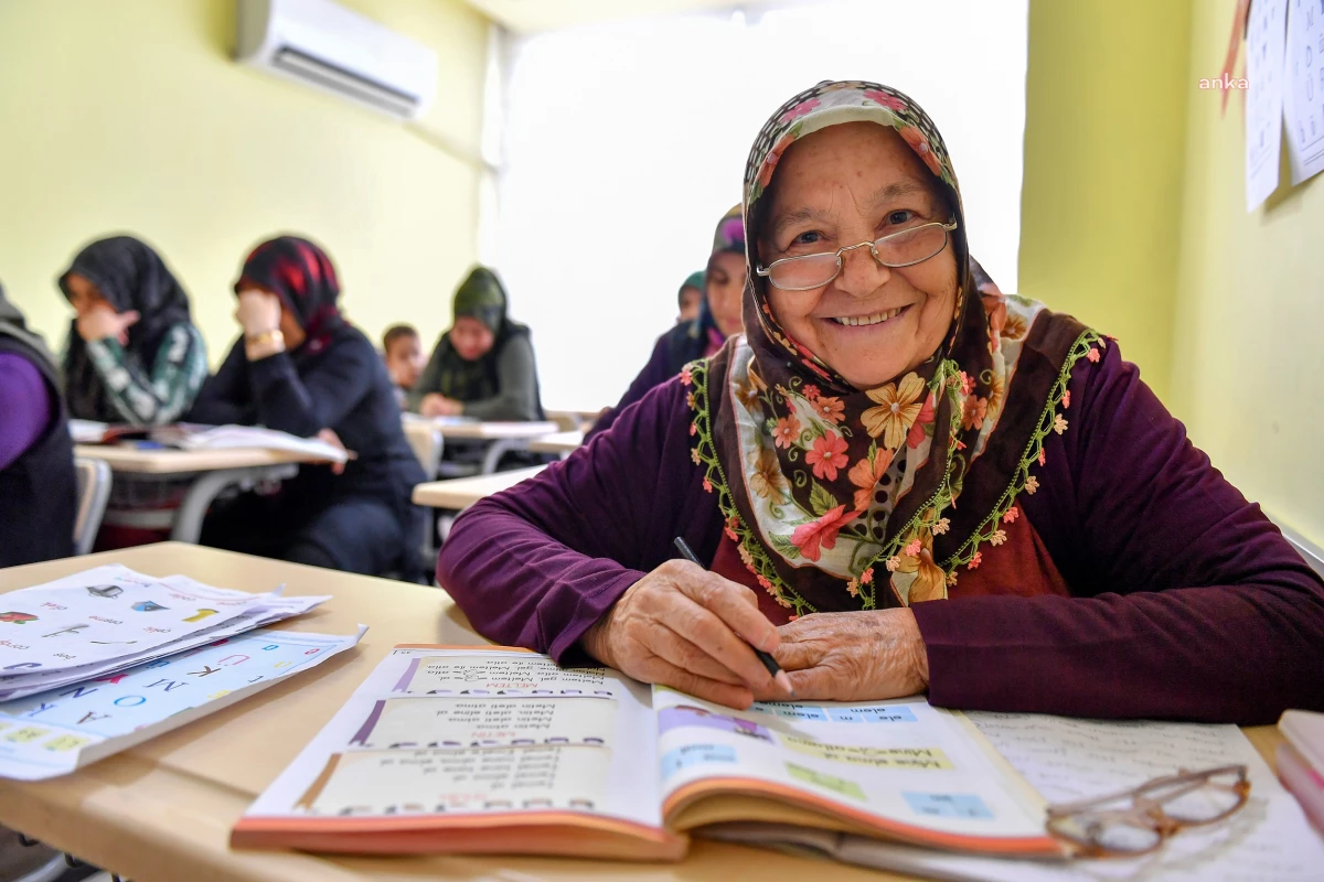 Mersin Büyükşehir Belediyesi Kadınlara Okuma-Yazma Kursu Düzenliyor