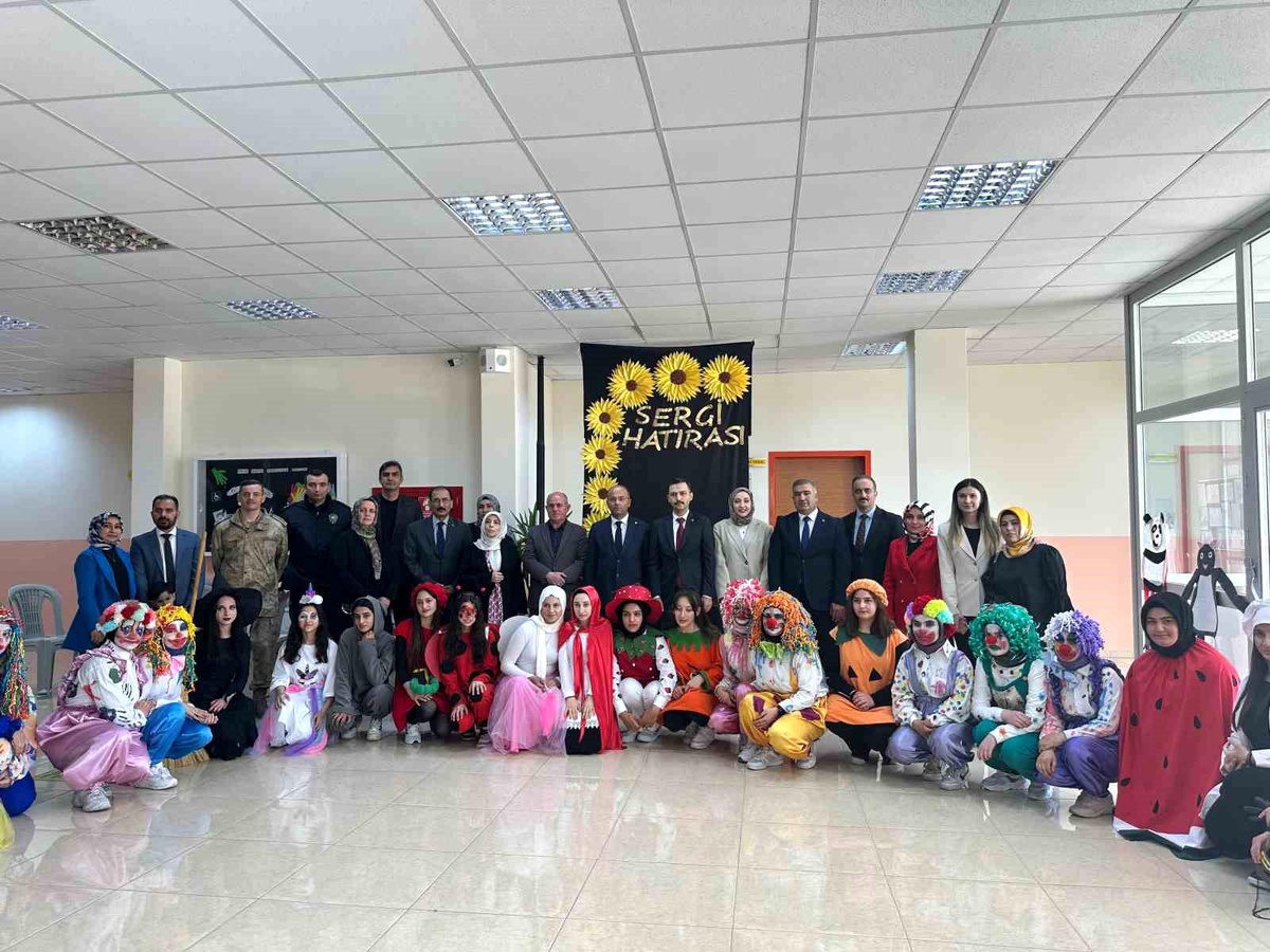 Erzurum\'da Nenehatun Mesleki ve Teknik Anadolu Lisesi öğrencilerinin ürün sergisi açıldı