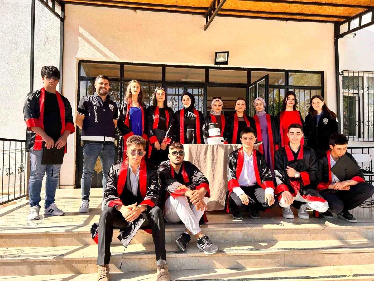 Tunceli\'de lise öğrencileri mezuniyet programına polisleri de davet etti