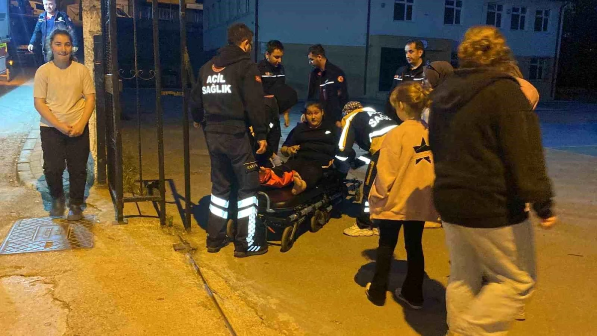 İzmit\'te Okul Bahçesine Girmek İsteyen Kız Çocuğu Düşerek Yaralandı