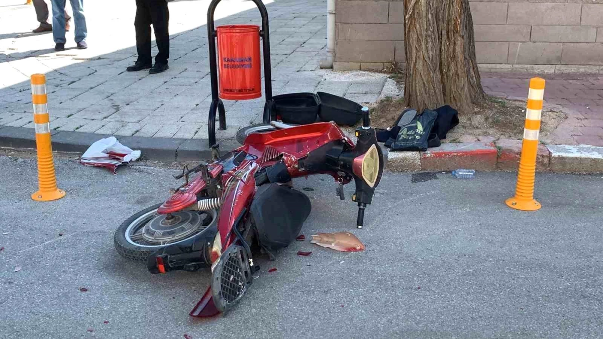 Karaman\'da Geri Manevra Yapan Otomobile Çarpan Elektrikli Bisikletteki 2 Kişi Yaralandı