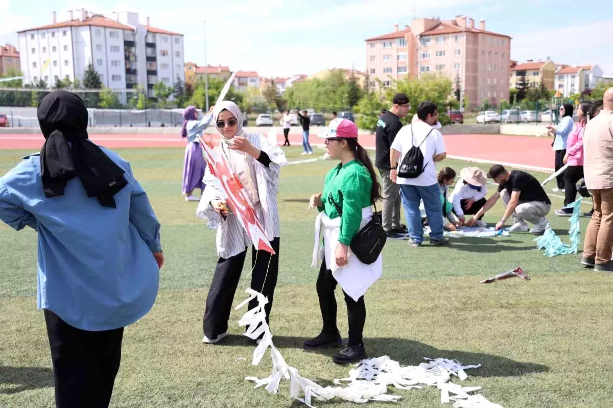 Özel ihtiyaçlı çocuklar NEVÜ\'de uçurtma şenliğinde eğlendi