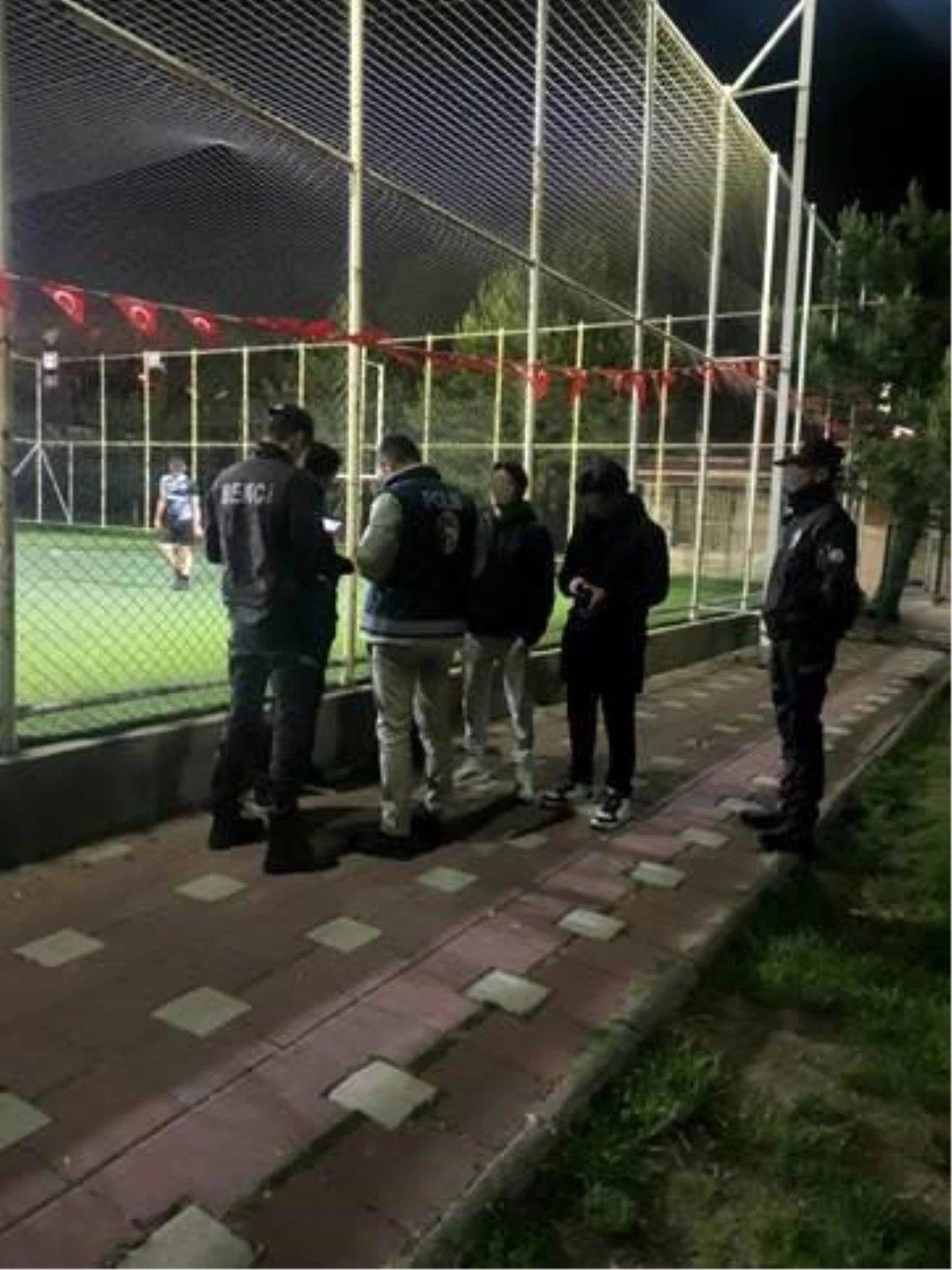 Eskişehir\'de Parkta Yapılan Uygulamada 37 Kişi Sorgulandı
