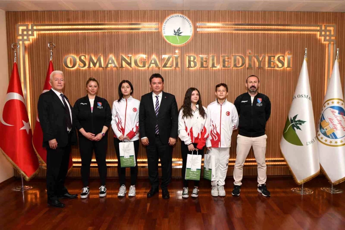 ABFA Spor Kulübü Eskrim Sporcuları Osmangazi Belediye Başkanı\'nı Ziyaret Etti