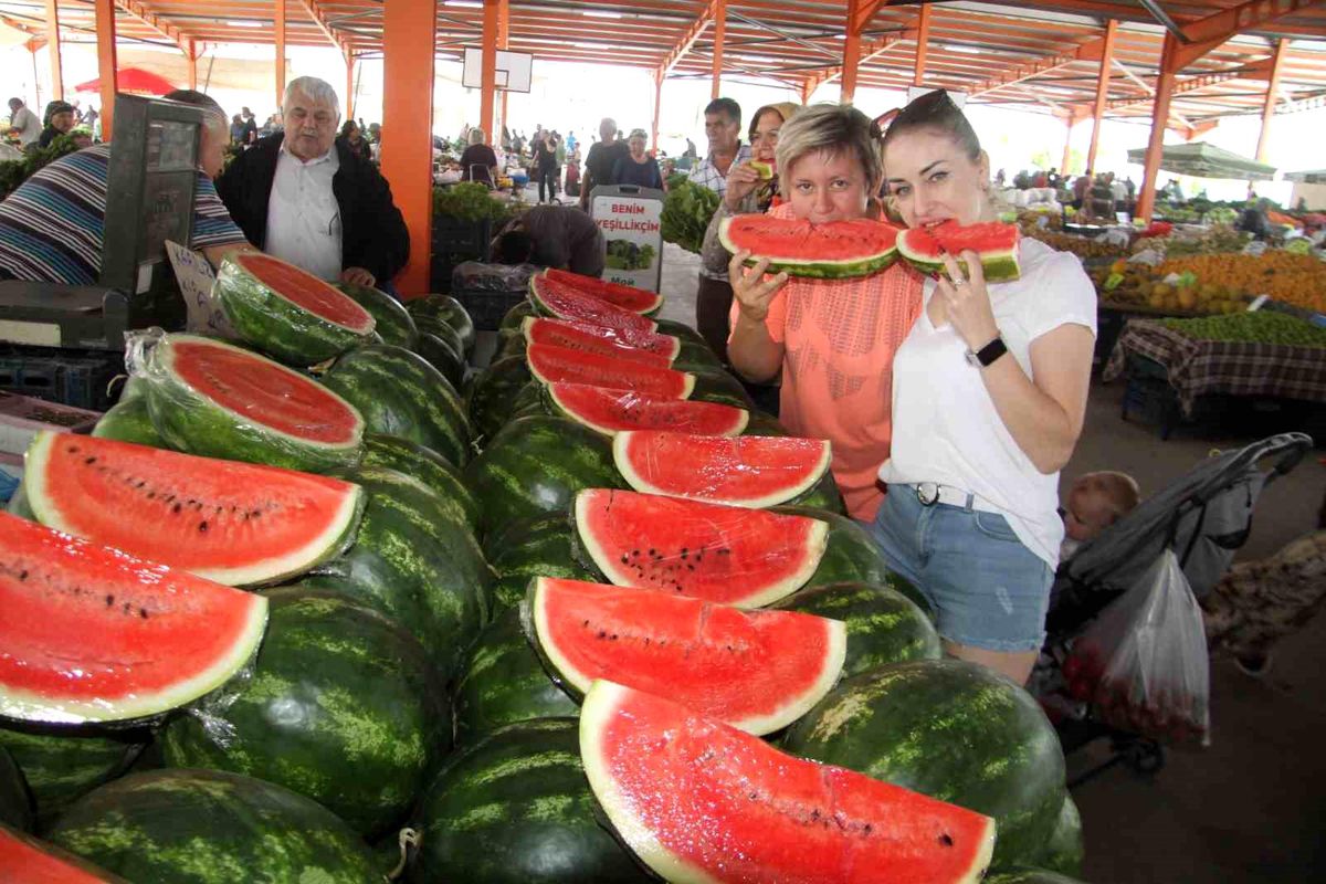 Silifke\'de Dilimle Satılan İran ve Antalya Karpuzuna Rus Vatandaşlardan Büyük İlgi