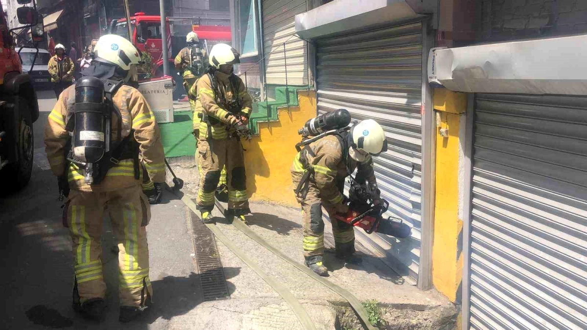 Şişli\'de 7 katlı binada çıkan yangında mahsur kalan anne ve bebeği itfaiye ekipleri kurtardı