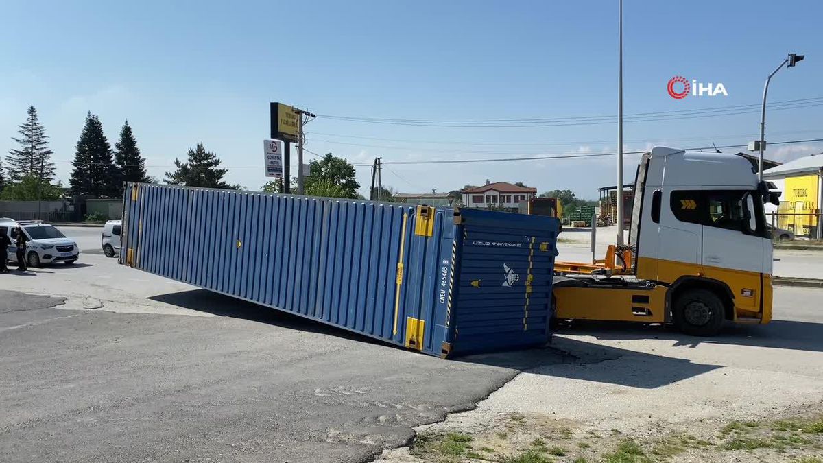 Tırın taşıdığı konteyner yola devrildi