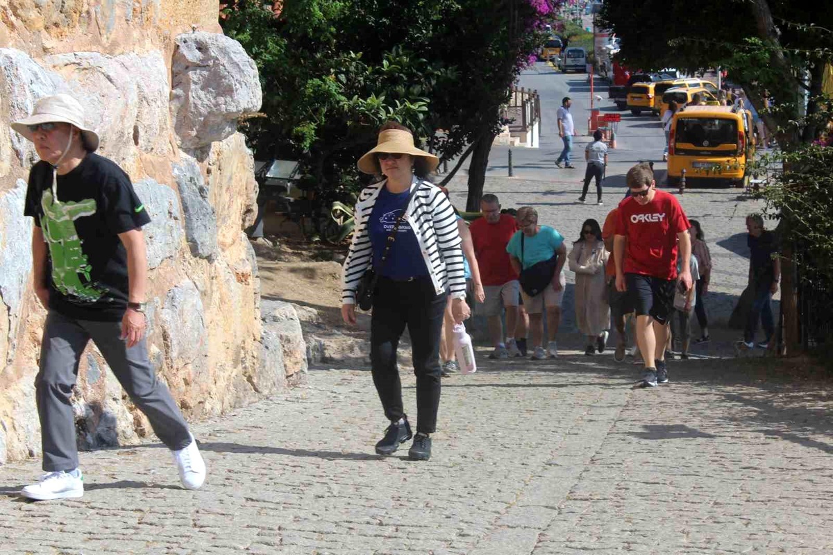 Hollanda bayraklı yolcu gemisi Alanya Limanı\'na demirledi