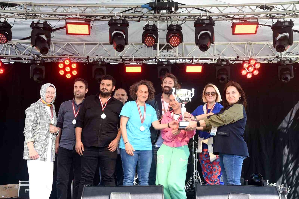 DÜFest 2024 Öğrenci Festivalinde dereceye giren takımlara ödüller verildi