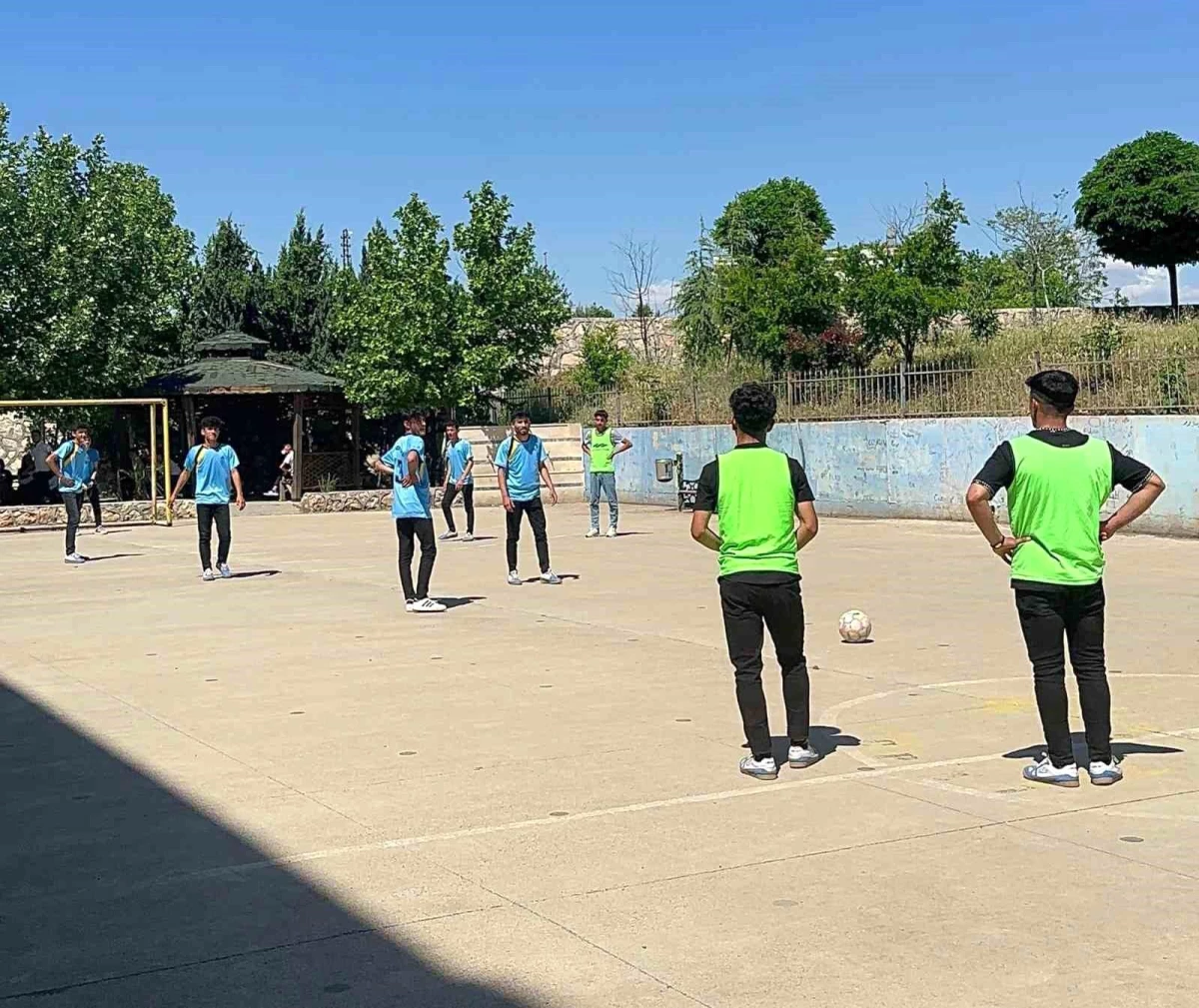 Adıyaman Atakent Çok Programlı Lisesi\'nde düzenlenen futbol turnuvasının galibi Gümüşkaya Spor Takımı oldu
