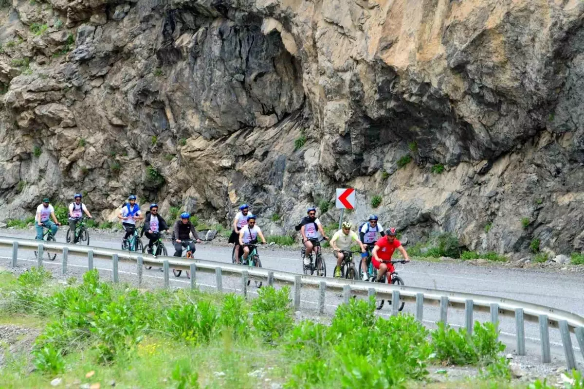 Hakkari Valisi Ali Çelik, Gençlerle Bisiklet Turuna Katıldı