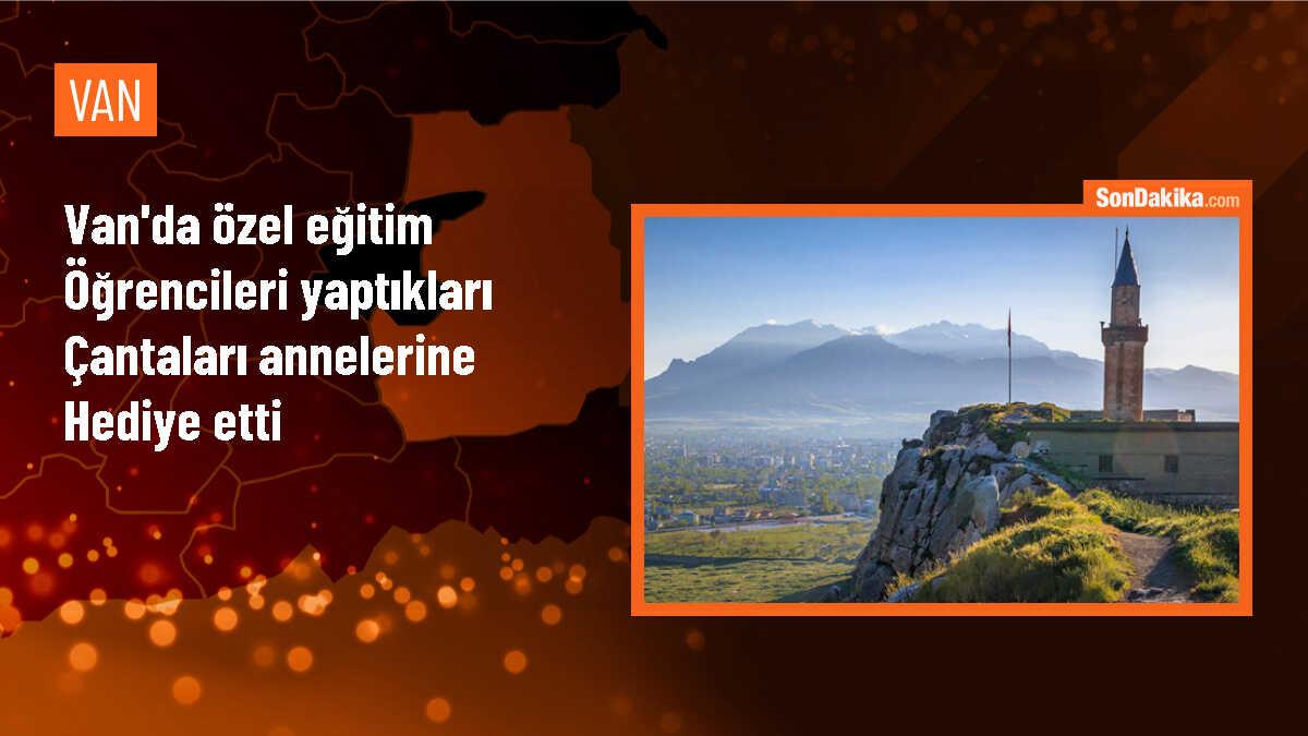 Özel eğitim öğrencileri annelerine çanta hediye etti