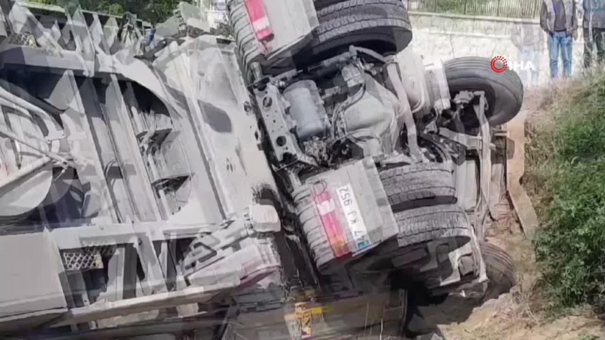 Yan yatan tır, trafiği kapattı