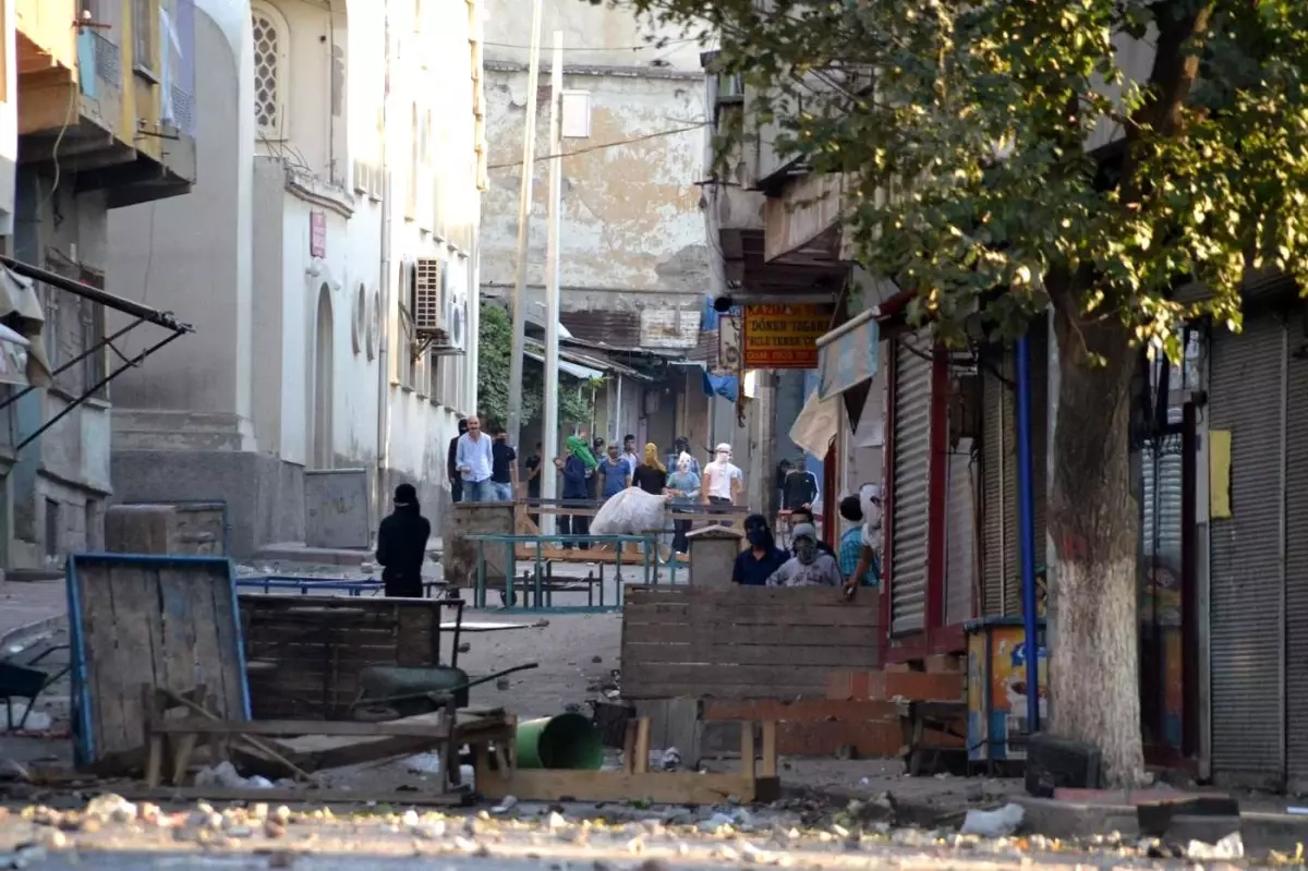 Kobani Eylemlerinde 2 Polis Şehit Oldu, 35 Kişi Hayatını Kaybetti