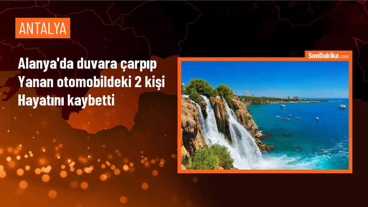 Alanya\'da Otomobil Duvara Çarptı, 2 Kişi Hayatını Kaybetti