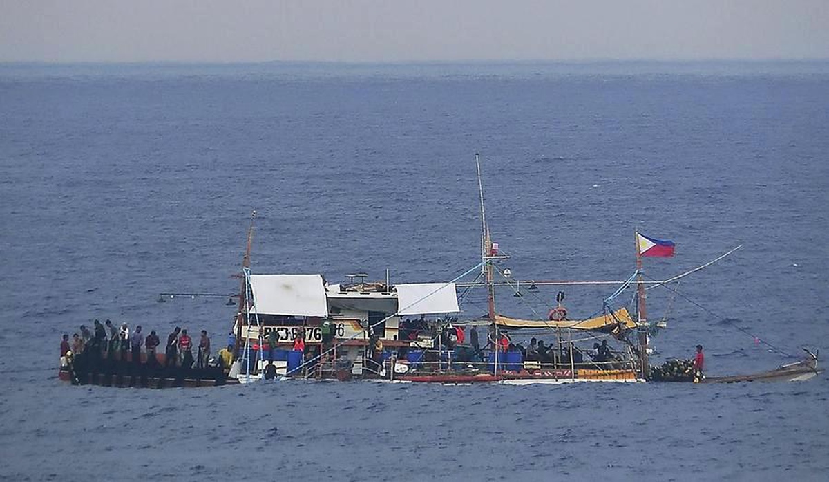 Çin Sahil Güvenliği, Huangyan Dao adaları çevresindeki Filipin gemilerini gözetim altına alıyor