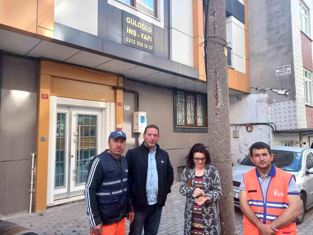 Esenler Belediyesi, Atık Eşyalarla Birlikte Atılan Altınları Sahibine Teslim Etti