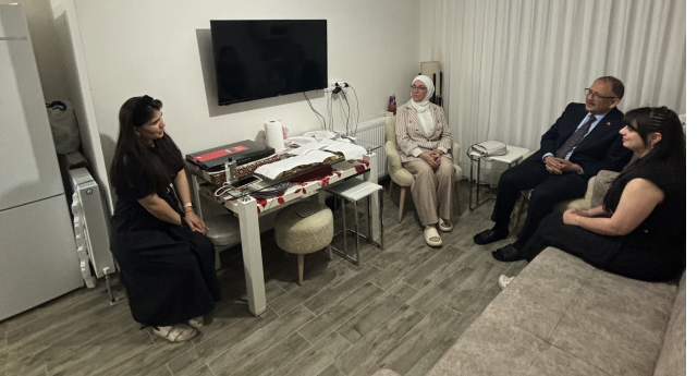 Bakan Özhaseki, katıldığı yarışmayla tanınan depremzede Aylin Karakuş'u ziyaret etti