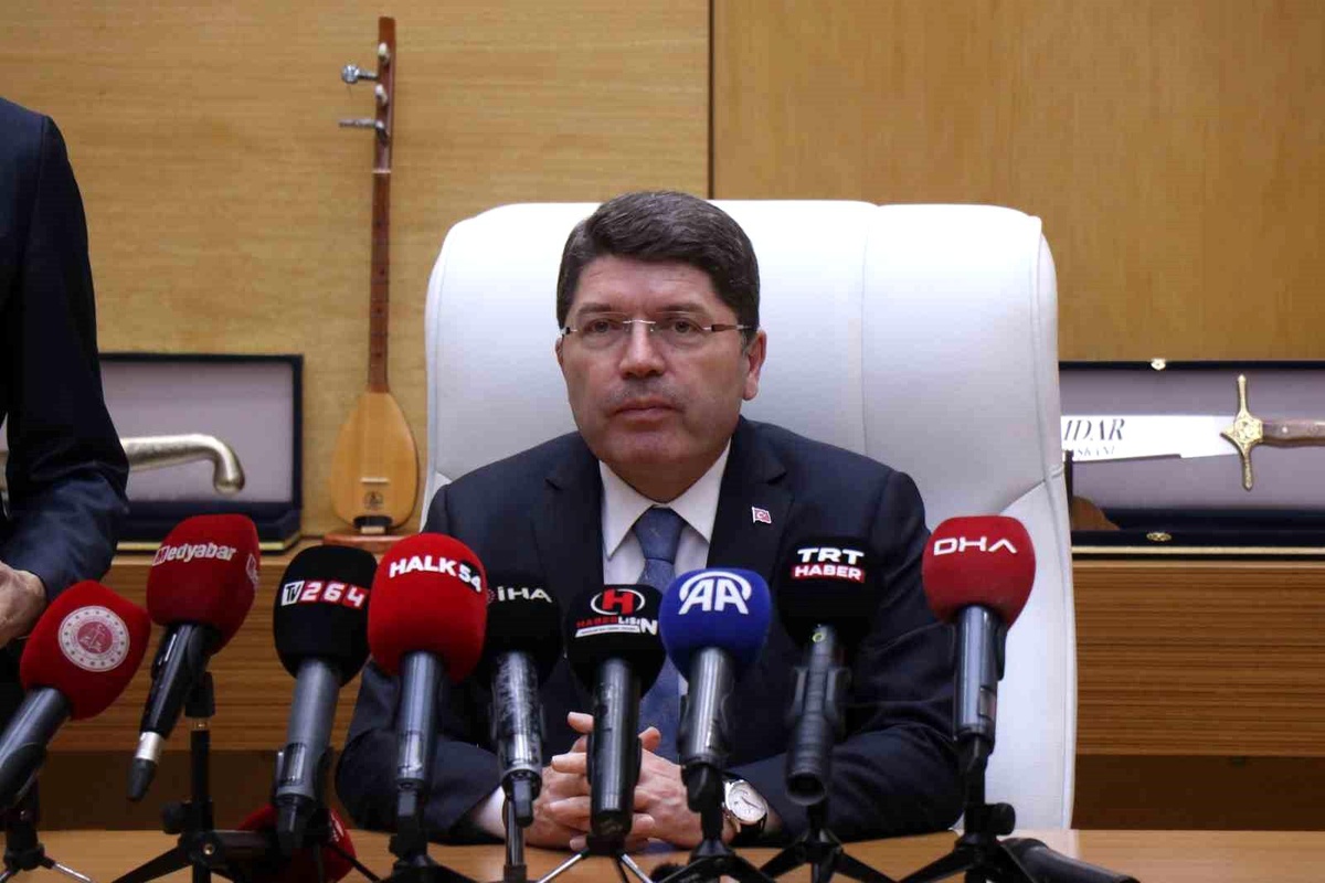 Adalet Bakanı Yılmaz Tunç Sakarya\'da Büyükşehir Belediyesi\'ni ziyaret etti