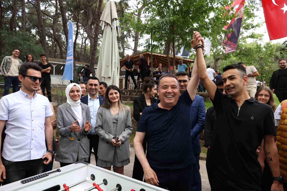 Antalya Büyükşehir Belediyesi Gençlere Hizmet Vermeye Devam Ediyor