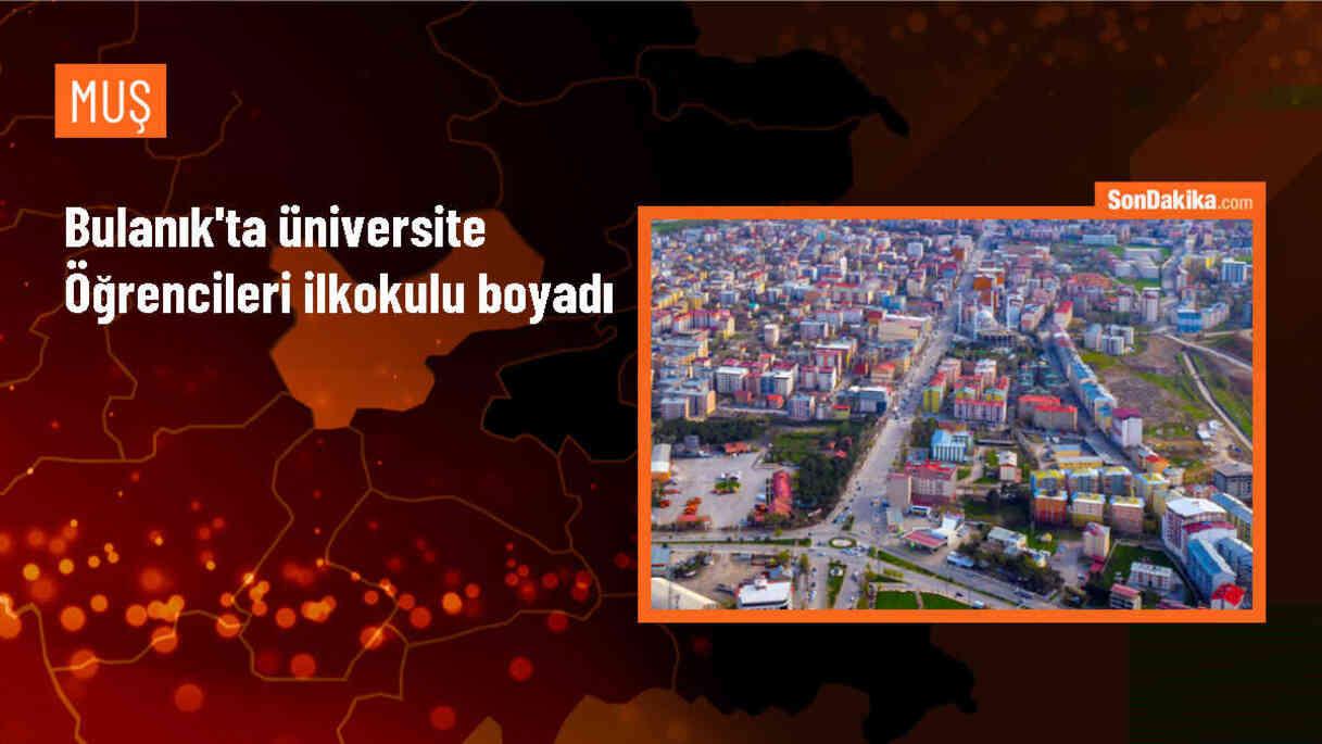 Muş\'ta Üniversite Öğrencileri İlkokulun Duvarlarını Boyadı