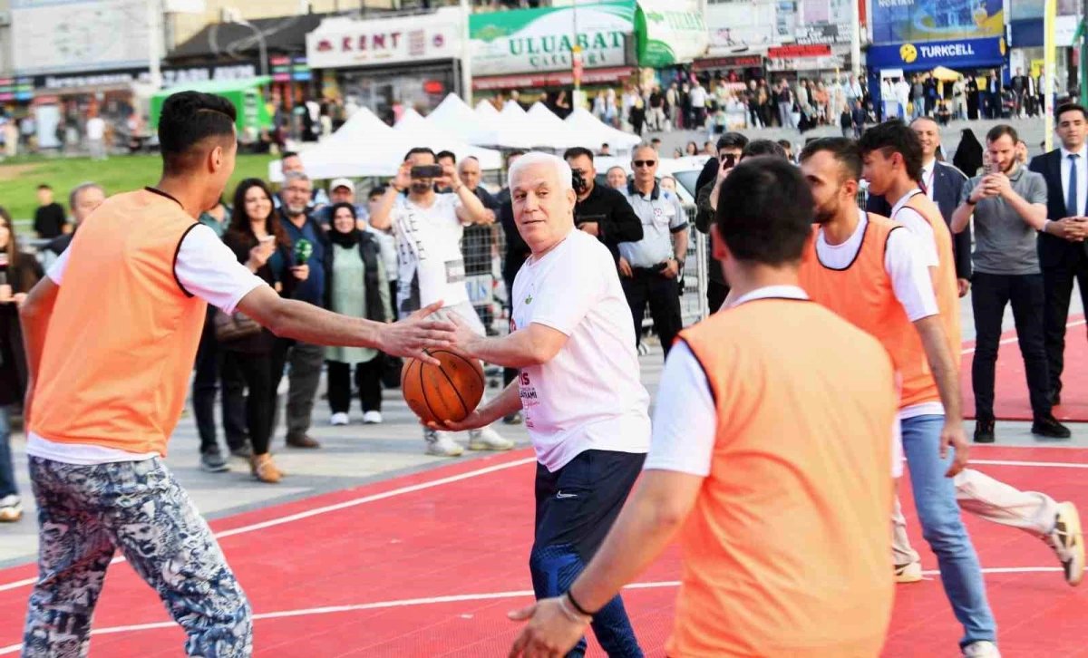 Osmangazi Belediyesi Başkanları Gençlerle Basketbol Maçı Yaptı