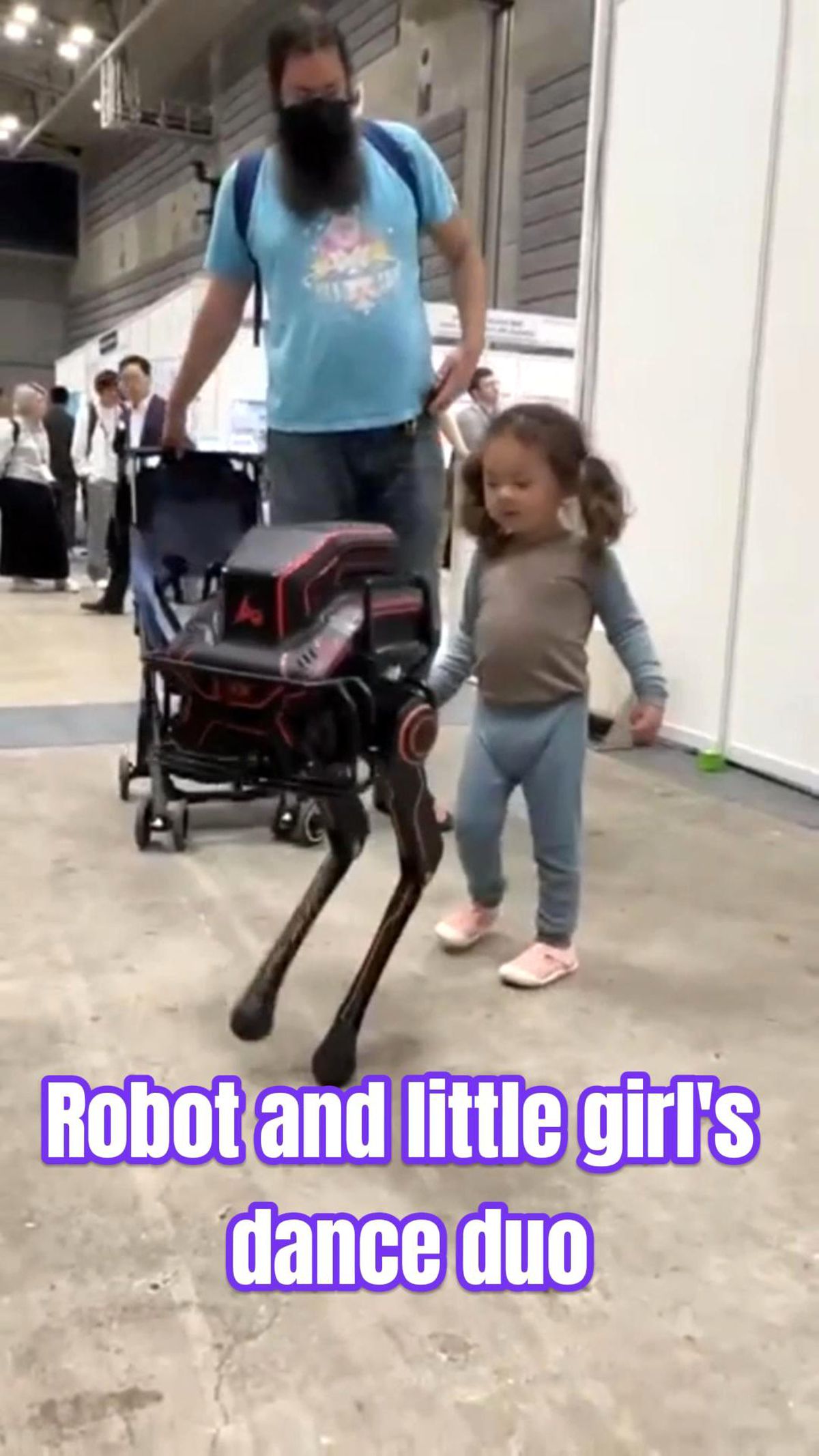 Çinli P1 Robotu, Dans Ederek İzleyenleri Kendine Hayran Bıraktı
