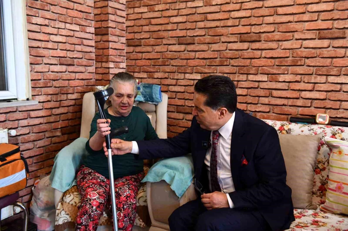 Esenyurt Belediye Başkanı Ahmet Özer, 76 yaşındaki Sebahat Pelin\'e baston hediye etti